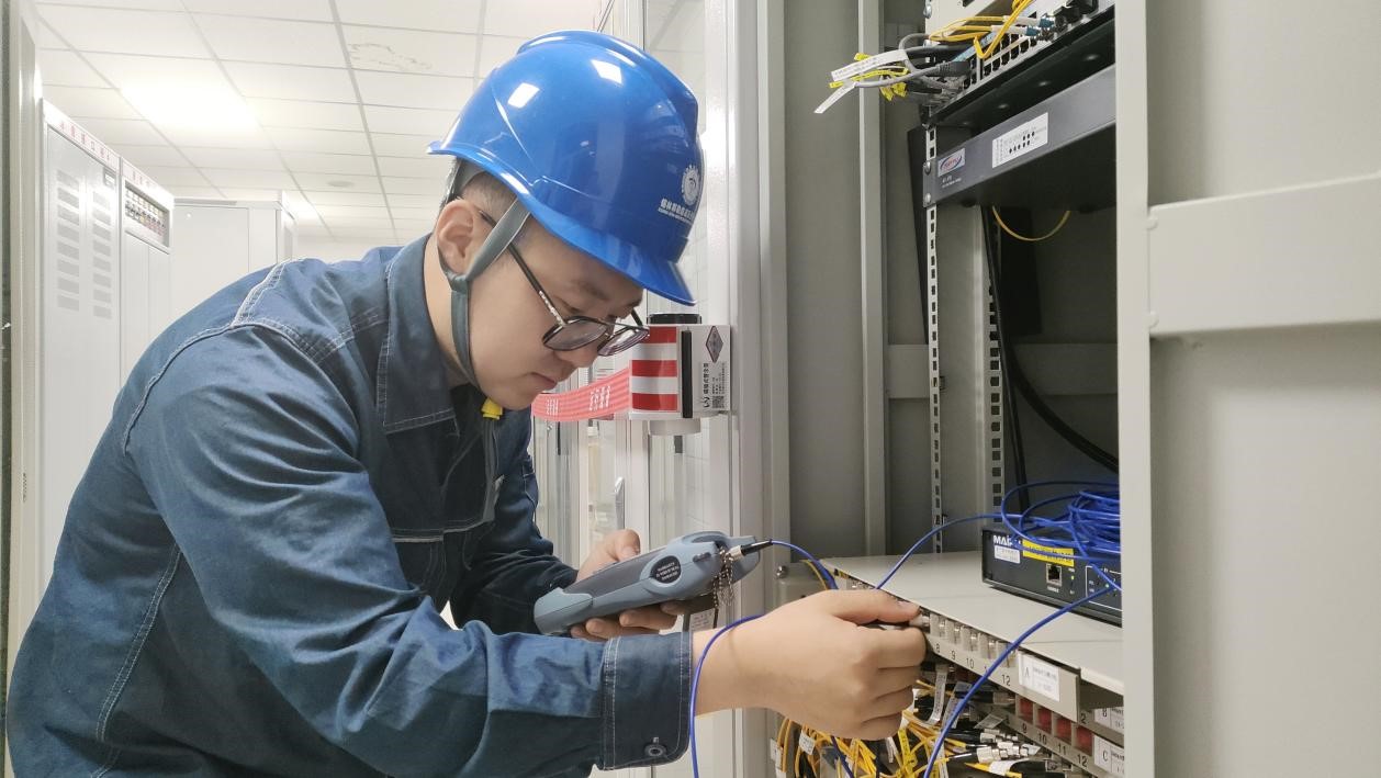锡林郭勒超高压供电公司运行监控处保障500千伏白腾一线光缆切改工作顺利进行