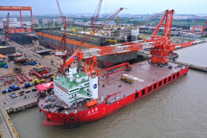 国内首艘“运输+起重”一体化深远海上风电施工船启航