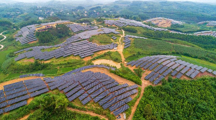 中国能建崇左一体化能源基地首个地面集中式光伏项目并网发电