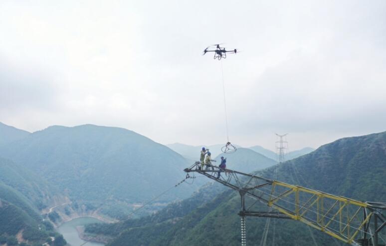 云南电网公司首次运用无人机开展不停电检修吊装作业