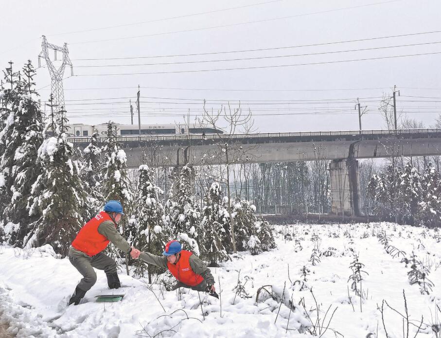 湖北咸宁供电公司检修分公司奔忙在山间的带电作业班
