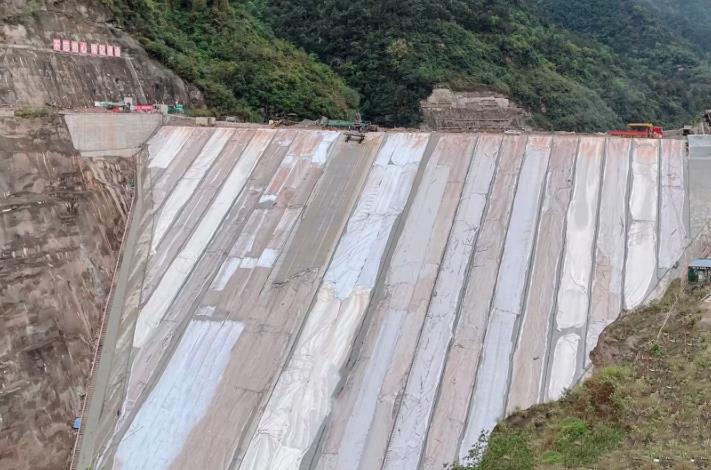 中国能建葛洲坝市政公司承建的重庆蟠龙抽水蓄能电站下水库大坝浇筑完成