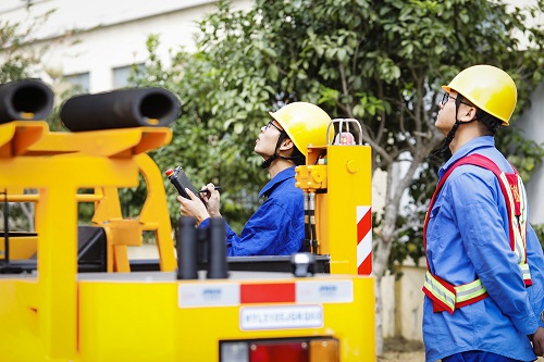 宁波电网首次开展“机器人”带电作业