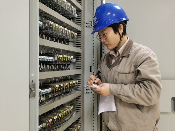 福建鸿山发电公司开展热控重要元器件专项排查
