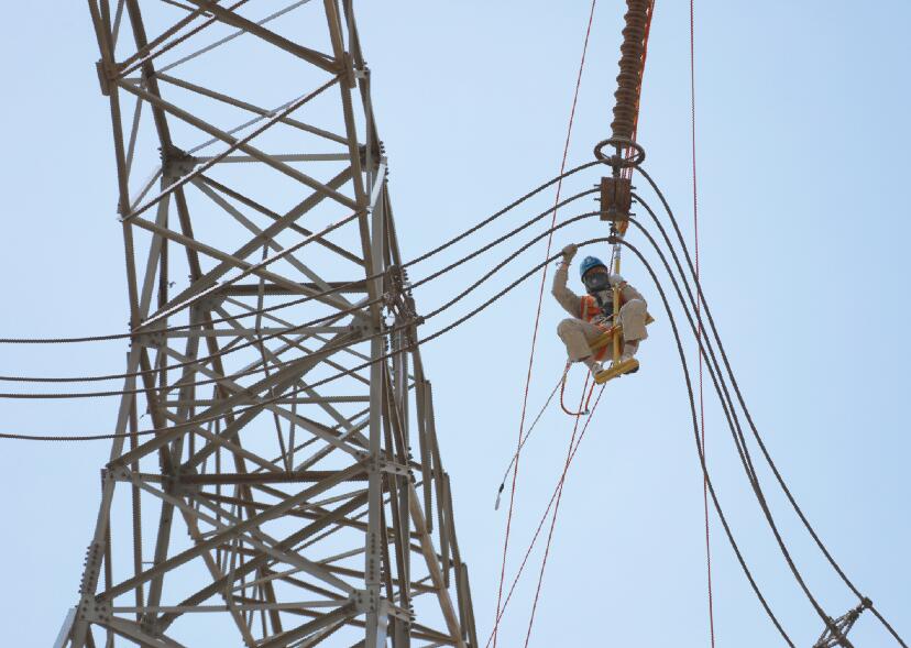 乌海超高压供电公司首次开展“士字梯垂直升降法”500千伏等电位带电作业