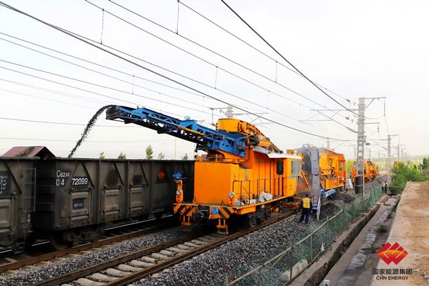 国家能源集团铁路装备完成准池铁路线路机械清筛作业任务