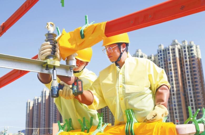 广东惠州供电局带电更换绝缘子 提升作业效率
