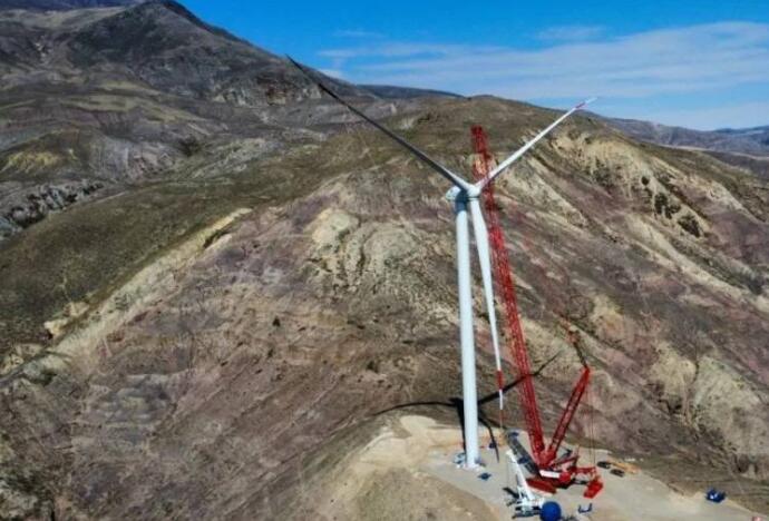 厄瓜多尔在建最大风电项目首台机组完成吊装
