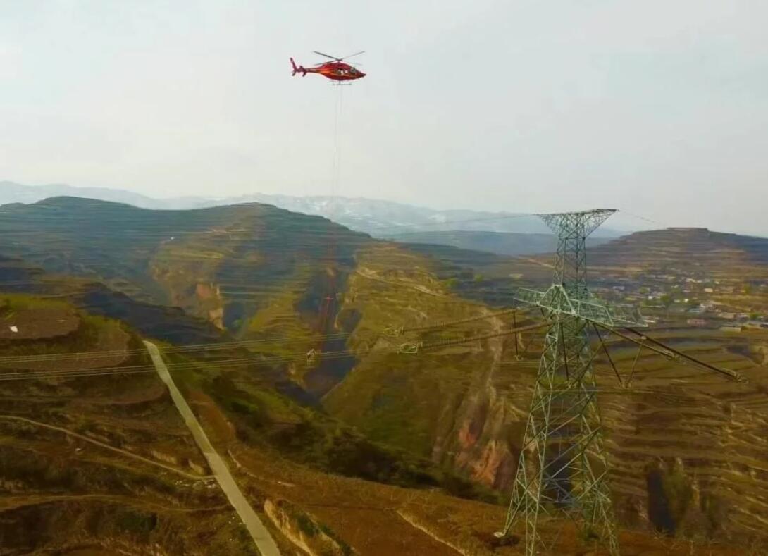 甘肃电网首次实施特高压线路直升机吊篮法带电作业