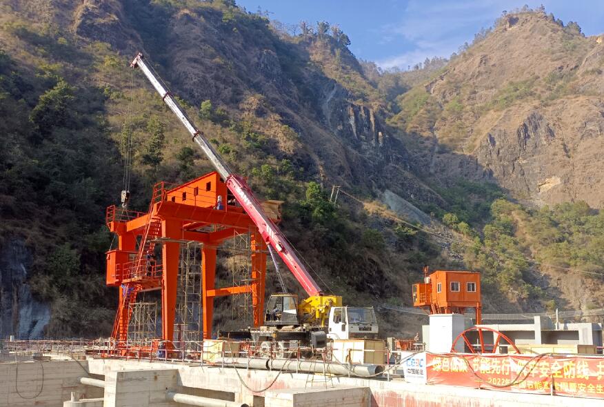 尼泊尔中百太克水电站完成溢流坝坝顶门机安装