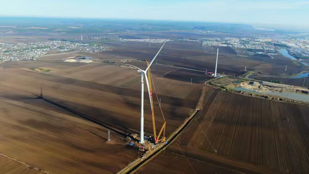 中国最北风电场首台风机吊装完成